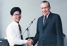 董事长邱少怀先生与美国前总统尼克松先生合影于1993年