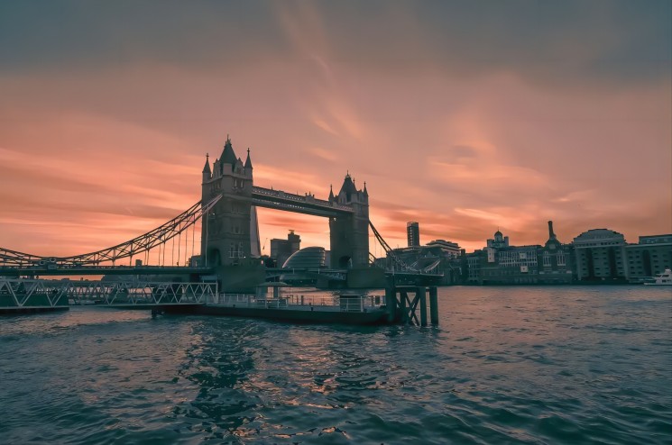 美国婚姻移民申请人获得临时绿卡或永久绿卡取决于哪些